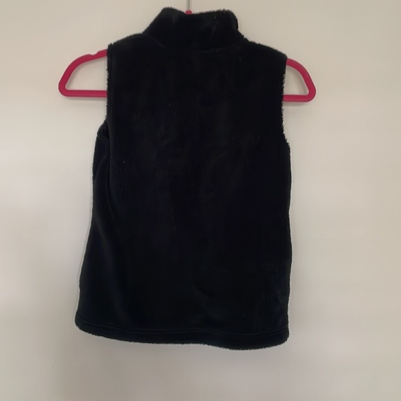 Old Navy EUC girl’s soft fuzzy black vest Size Large 10-12 - Picture 5 of 5